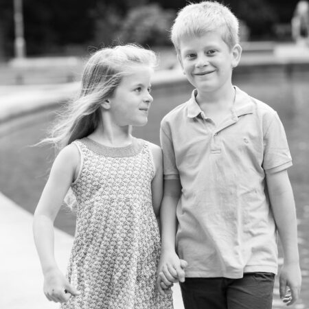 portrait von geschwistern, schwester schaut jungen lieb an