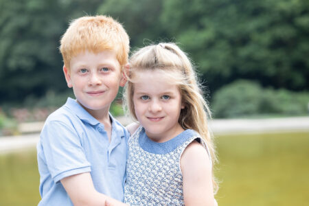 portrait von bruder und schwester, schulkindern, die sich umarmen
