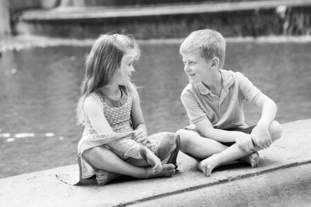 lachendes portrait von schwester und bruder, sie sich anlachen