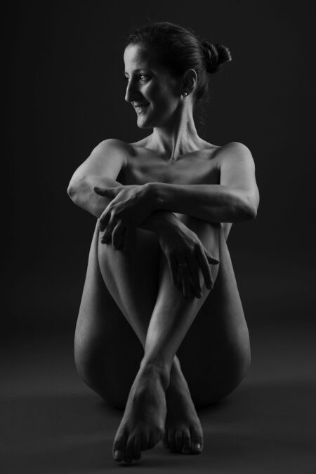 lächelndes aktfoto einer schönen frau