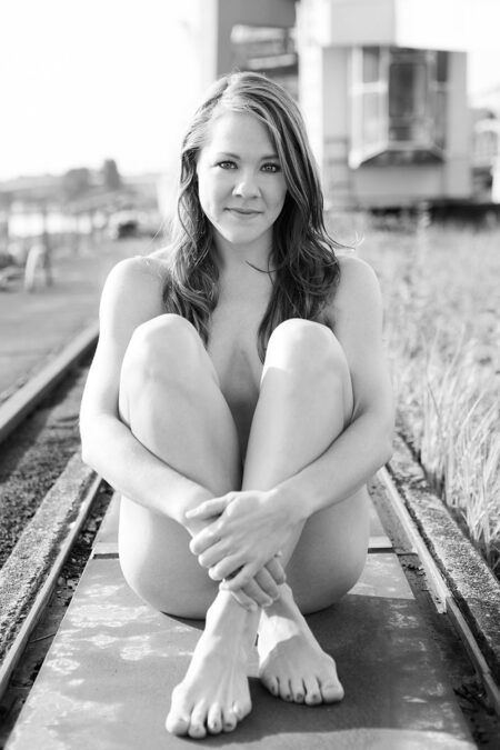outdoor aktfoto einer schönen frau am hamburger hafen