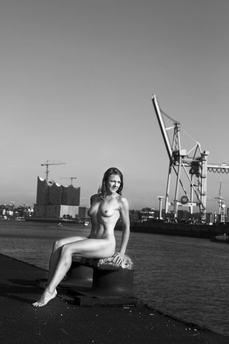 outdoor ganzkörperaktfoto einer schönen frau am hamburger hafen