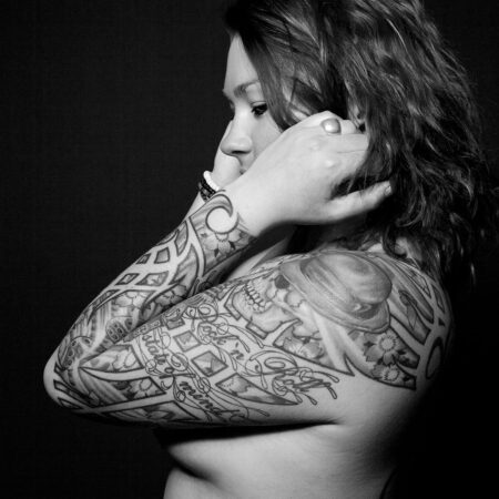 aktfoto mit tattoos im studio