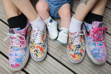 sneakerfoto mit mama, papa und baby