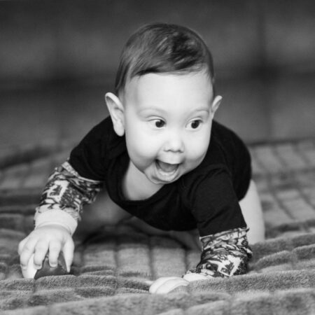 schnelles baby auf der flucht auf dem bett