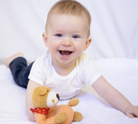baby lacht in die kamera