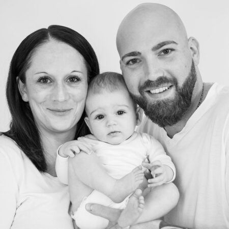 familienfoto mit baby, alle freuen sich