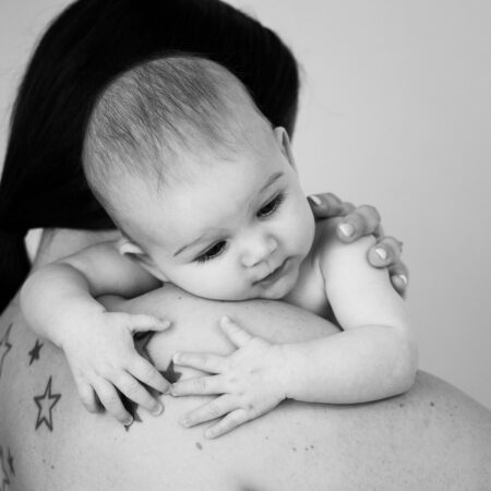 baby auf mamas schulter ganz nah dran und gemütlich