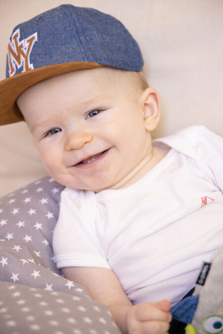 lachendes baby mit käppi