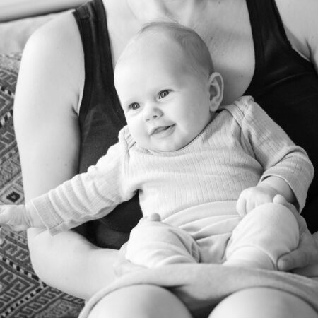 lachendes baby auf mamas schoß