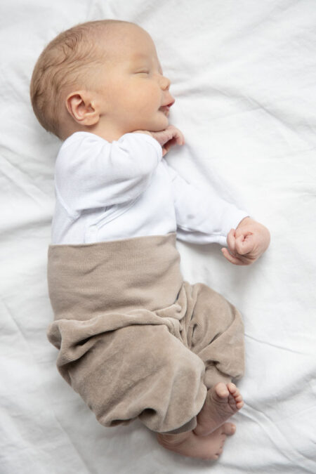 neugeborenes baby liegt auf dem bett