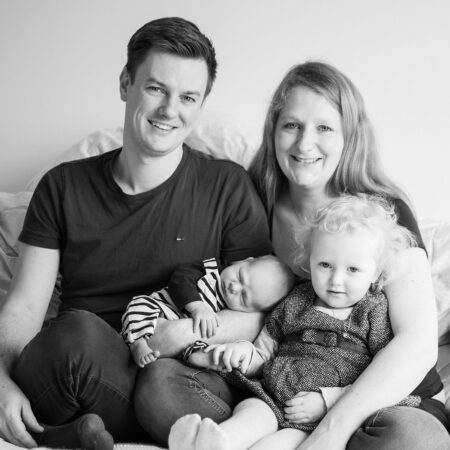familienfoto mit neugeborenem und kleinkind