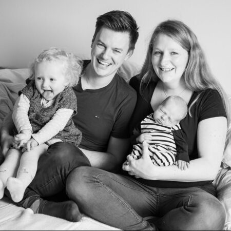 familienfoto mit neugeborenem und kleinkind