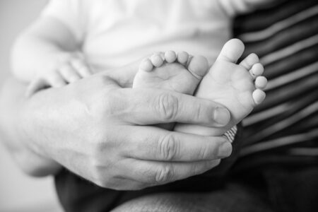 kleine babyfüßchen in papas hand