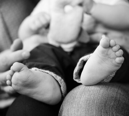 kleine babyfüsschenauf dem schoß