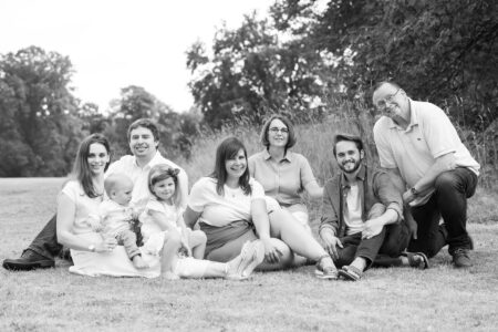 großes familienfoto, ein drei generationen gruppenfoto im jenischpark in hamburg