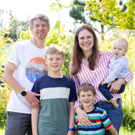lachendes familienfoto im sommergarten