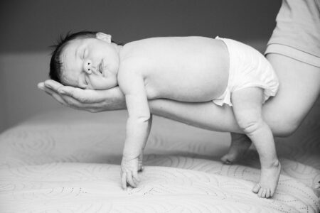 flieger auf papas arm, ein neugeborenes baby