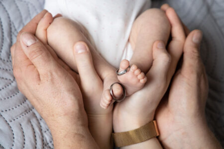 eheringe an füßchen des newborn babies