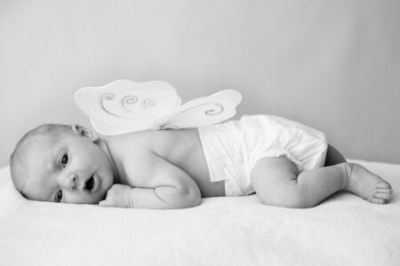 newborn mit flügeln