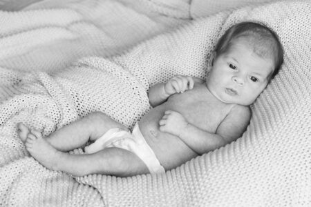 neugeborenes baby auf kuscheldecke