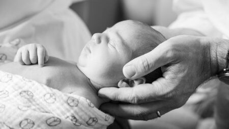 newborn in papas händen