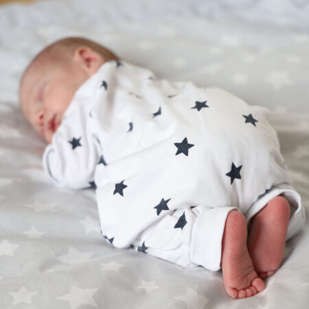 newborn mit sternchen und füßchen