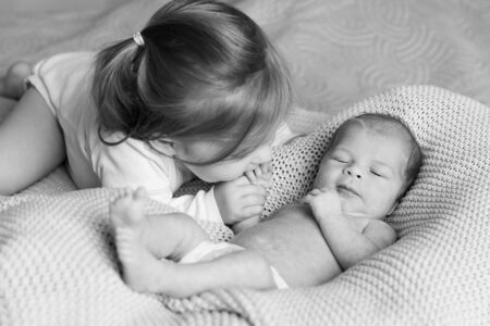 newborn mit großer schwester